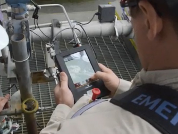 羅斯蒙特手操器怎么效驗液位變送器如果是請參照相關(guān)品牌的液位變送器及手操器的使用說明書操作。根據(jù)我的經(jīng)驗有如下步驟：  1、確認羅斯蒙特手操器是否支持你的液位變送器的通信格式(具體廠***可能有所不同)，這個可以在手操器的使用說明書上查到或直接和手操器供應(yīng)商聯(lián)系確認。  2、正確連接手操器和液位變送器，注意接線方式。  a、液位變送器的通信電路板是外部供電還是內(nèi)部供電，如果你是通過變送器接的通信線通常 應(yīng)該是內(nèi)部供電，如果是單***測試變送器的通信電路板時，則是外部供電。二者是有區(qū)別 的。具體可以參照你的變送器的說明書。  b、注意接標準電阻(通常為250歐)。  3、將475手操器并接到標準電阻兩端。  4、通電，建立通信。  5、按照羅斯蒙特手操器的使用說明書進行操作設(shè)置儀表的0點、上限位、下限位。 如果發(fā)現(xiàn)液位變送器的上限位或下限位對應(yīng)的20mA或4mA出入較大，這時需要對電流做調(diào) 校。這時需要用到***精度的電流表，調(diào)校時需要將電流表串接到通信回路中。具體操作可以參 照手操器的使用說明書。  6、設(shè)置相關(guān)參數(shù)后不要忘記將設(shè)置“下載”到你的儀表中。需要說明注意的是，儀表在出廠時都做了調(diào)校，一般不需要用戶設(shè)置。可能需要現(xiàn)場變更設(shè)置的是“上限位”和“下限位”即：“量程”。不過這在客戶和廠商簽訂合同及技術(shù)協(xié)議時一般是經(jīng)過溝通確認了的，這在儀表出廠時，廠***會為客戶設(shè)好的。除非有變。