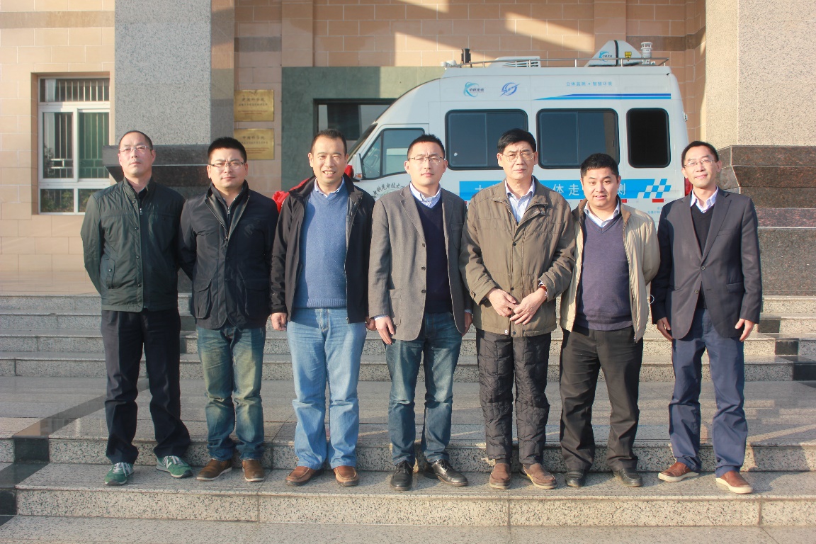 專(zhuān)***領(lǐng)導(dǎo)在走航車(chē)前合影留念