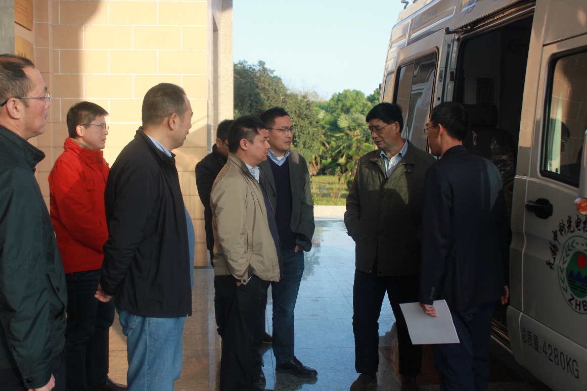 專(zhuān)***領(lǐng)導(dǎo)詳細(xì)了解走航車(chē)的配置及特點(diǎn)